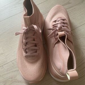 Lululemon Chargefeel Mid Womens Workout Shoe, Size 9
Mink Berry